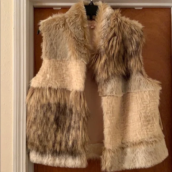 Reba Faux Fur Vest NWT - Picture 4 of 7